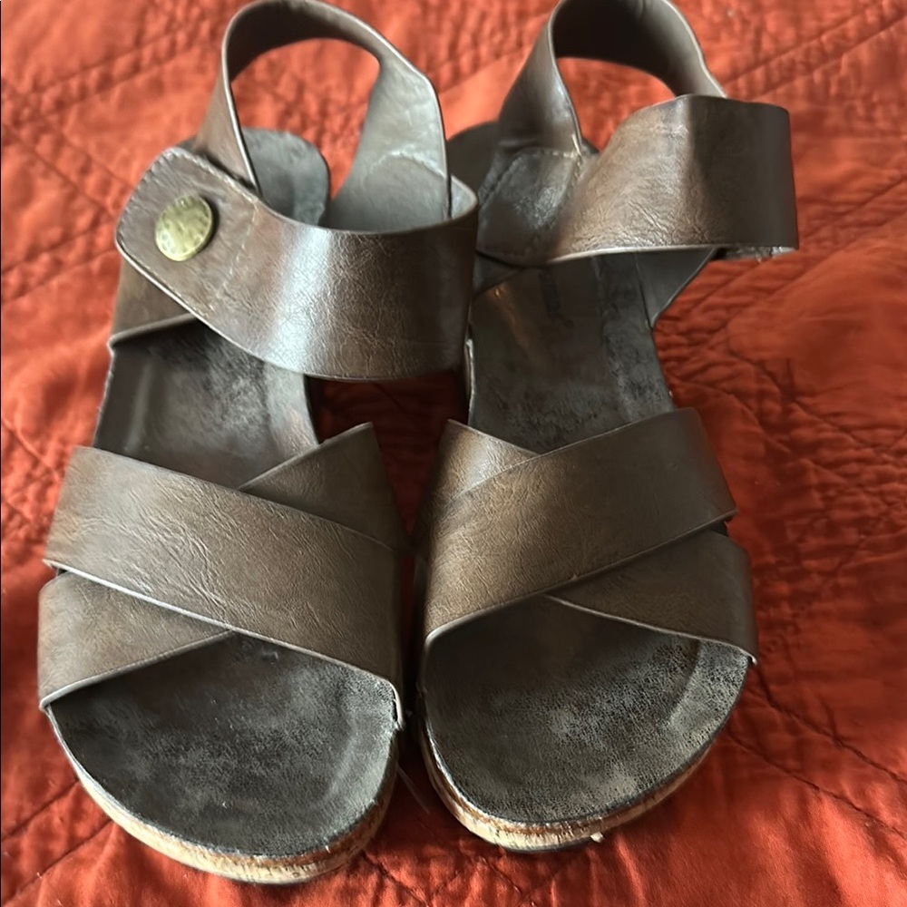 Pierre Dumas Women's Brown leather wedges